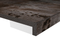 Abkantung 20 mm (AK/20) 8 mm Dekton-Arbeitsplatte, Vorderkante auf Gehrung. Mit Trägermaterial hinterfüttert zur Montage auf dem Korpus. Gesamtstärke ca. 20 mm.