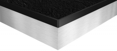 Variante 2 – Compact inkl. Aufdopplung ca. 12 mm Compactplatte, Vorderkante leicht gefast inkl. Aufdopplung aus 29 mm Trägermaterial. Sichtkante in PP mit Alu- oder Edelstahloptik. Trägerplatte zurückgesetzt bis Auslauf Fase. Gesamtstärke ca. 40 mm. Standardkantenlösung: Die Platte besteht aus zahlreichen Melaminschichten und benötigt keinen weiteren Kantenschutz. Die Sichtkanten sind leicht gefast.
