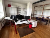 Schreibtische mit Rollcontainer